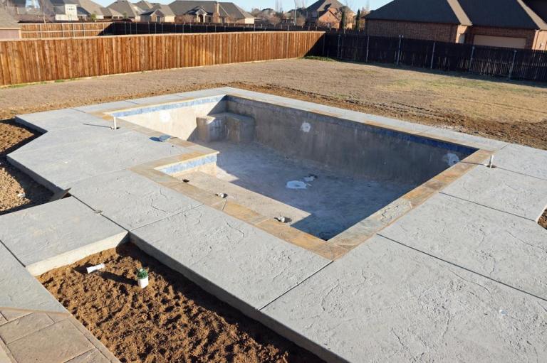 Quand faut-il envisager la rénovation d'une piscine à Genas ?